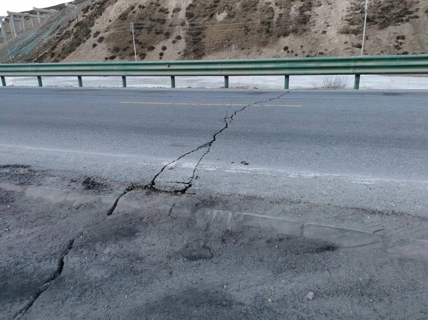 圖9 地裂縫貫穿公路路基